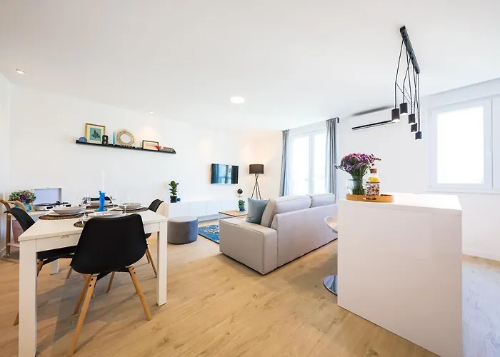 Apartment Sea View In The Center With Free Parking